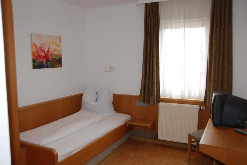Hotel-Restaurant Zum Goldenen Hahnen Markgröningen Cameră foto